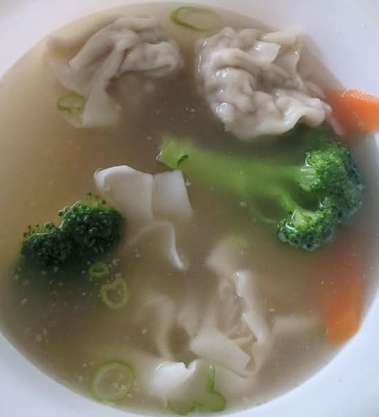 Wonton Soup (10 pcs)   云    吞    汤 (10粒)